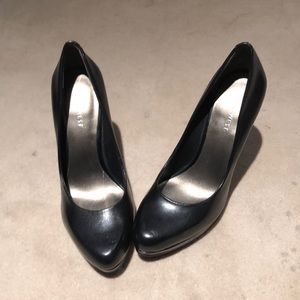 Nine West Round toe pumps